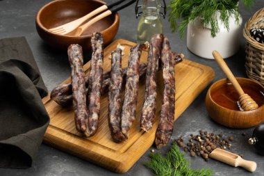 Ahşap kesme tahtası üzerinde et sosis görünümü kadar kapatın