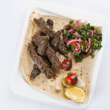 lezzetli taze beyaz kap içinde yemek yaptı 
