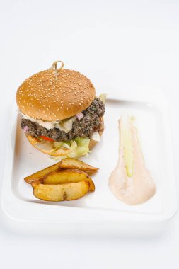 Burger ve kızarmış patates üzerinde arka izole