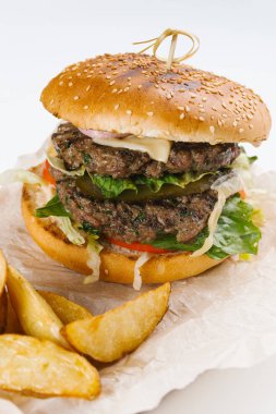 Burger ve kızarmış patates üzerinde arka izole