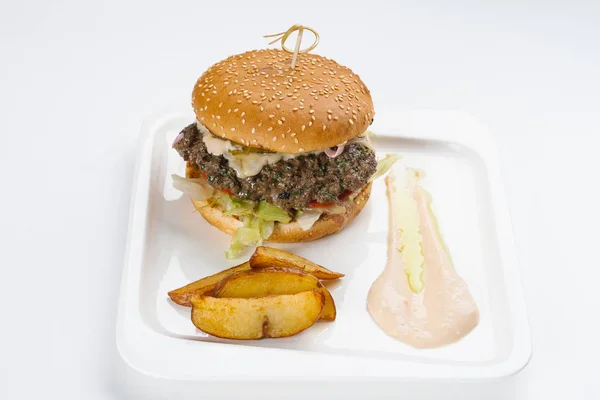 ハンバーガーとフライド ポテトの背景に分離 — ストック写真