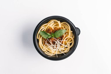 siyah plastik kap içinde sağlıklı gıda üstten görünüm üzerinde beyaz backdrrop 