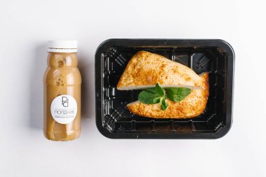 Beyaz zemin üzerine kek kutusunda doğru beslenme ve güler yüzlü içki şişe üstten görünüm