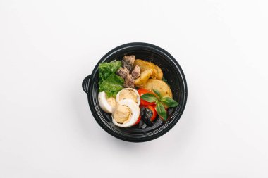 Yumurta, patates ve et kutusunda doğru beslenme beyaz arka plan üzerinde yukarıdan