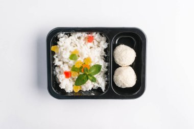 Tatlı pirinç ve peynir topları kutusunda doğru beslenme beyaz arka plan üzerinde yukarıdan