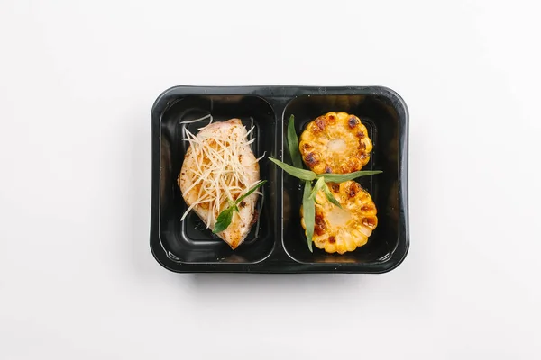 Et peynir ve cupcakes kutusunda altında doğru beslenme beyaz arka plan üzerinde yukarıdan