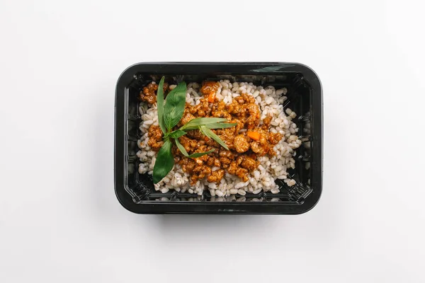 Bolognese arpa kutusunda doğru beslenme beyaz arka plan üzerinde yukarıdan