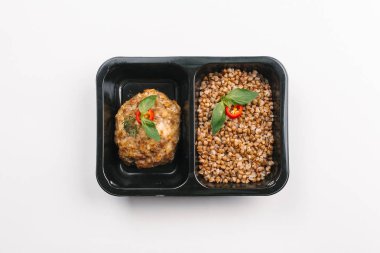 Buğday ve köfte kutusunda doğru beslenme beyaz arka plan üzerinde yukarıdan