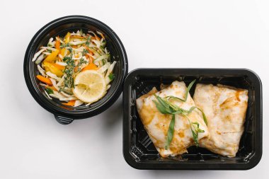 Krep ve sebze salatası kutularındaki ile doğru beslenme beyaz arka plan üzerinde yukarıdan