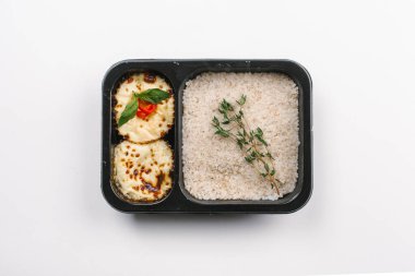 Cupcakes ve arpa yulaf lapası kutusunda doğru beslenme beyaz arka plan üzerinde yukarıdan