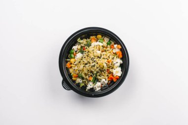 Pirinç ve sebze salatası kutusunda doğru beslenme beyaz arka plan üzerinde yukarıdan