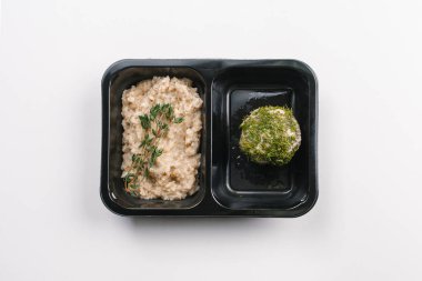 Yulaf lapası ve tuzlu kek kutusunda bitkilerle doğru beslenme beyaz arka plan üzerinde yukarıdan