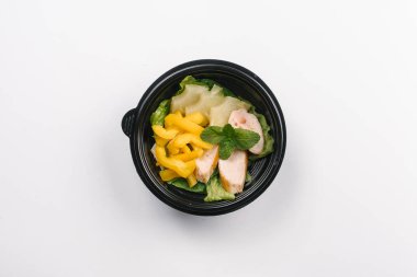 Et ve sebze kutusunda doğru beslenme beyaz arka plan üzerinde yukarıdan