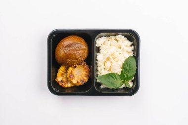 Sebze ve ekmek kutusunda doğru beslenme beyaz arka plan üzerinde yukarıdan