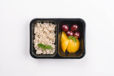 Arpa ve meyve kutusunda doğru beslenme beyaz arka plan üzerinde yukarıdan