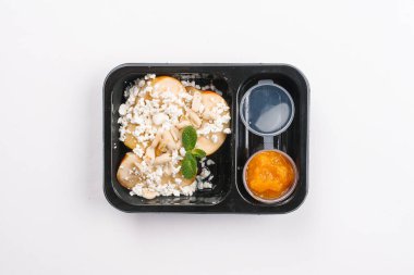 Beyaz arka plan üzerinde Apple süzme peynir ve fıstık kutusunda üstten görünüm