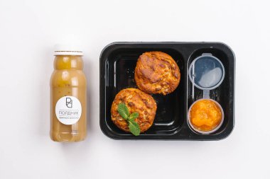 Kutusu ve güler yüzlü şişe pişmiş kekler doğru beslenme beyaz arka plan üzerinde yukarıdan