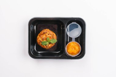 Kutusunda pişmiş kek ile doğru beslenme beyaz arka plan üzerinde yukarıdan