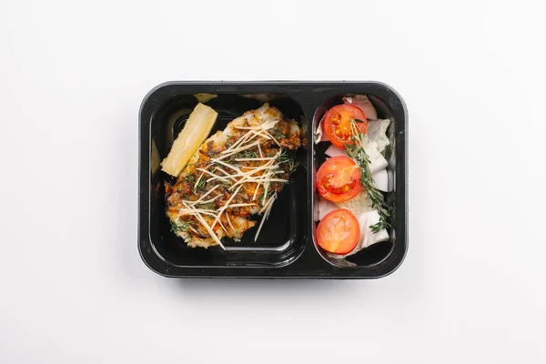 Kutusunda sebzeli güveç doğru beslenme beyaz arka plan üzerinde yukarıdan