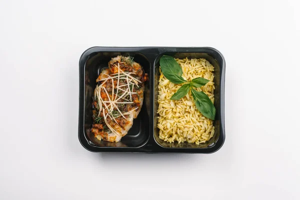 白色纸盒中姜黄米和蔬菜砂锅适当营养的顶观 — 图库照片