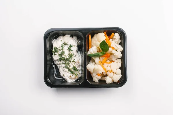 Et ve karnabahar sebze salatası kutusunda doğru beslenme beyaz arka plan üzerinde yukarıdan