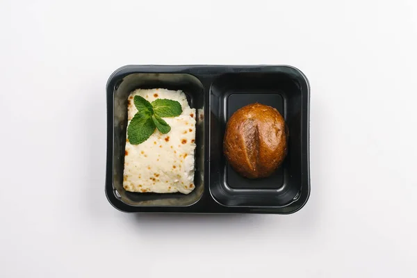 在白色背景的盒子里正确营养面包和奶酪砂锅的顶视图 — 图库照片