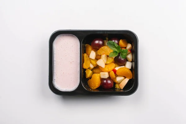在白色背景的盒子里正确营养的水果沙拉和酸奶的顶部视图 — 图库照片