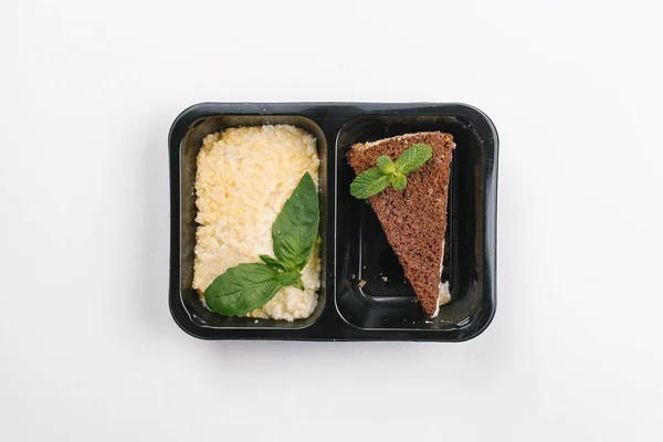 白色背景盒内大米布丁和蛋糕的适当营养的顶部视图 — 图库照片