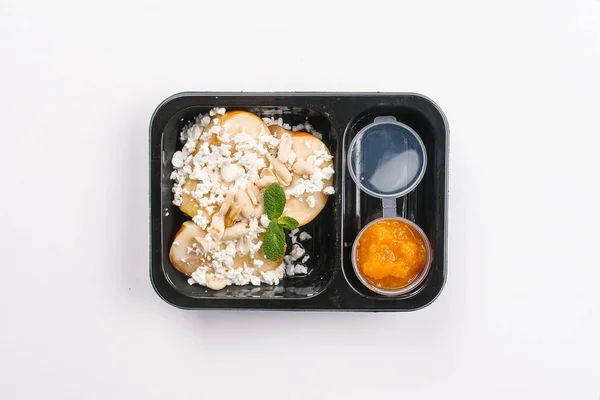 Beyaz arka plan üzerinde Apple süzme peynir ve fıstık kutusunda üstten görünüm