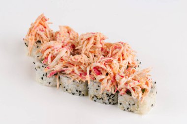 Geleneksel Japon Suşi ile yengeçler beyaz zemin üzerine alır.