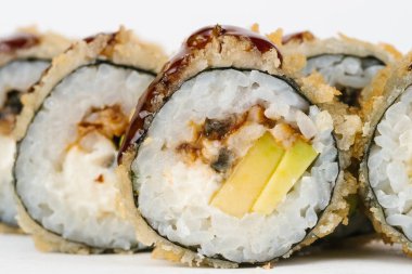 Geleneksel Japon Suşi rulo beyaz arka plan üzerinde