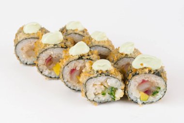 Geleneksel Japon Suşi rulo beyaz arka plan üzerinde