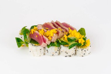 Geleneksel Japon Suşi rulo beyaz arka plan üzerinde