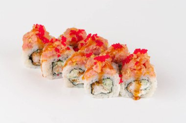 Geleneksel Japon Suşi rulo beyaz arka plan üzerinde