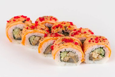 Geleneksel Japon Suşi rulo beyaz arka plan üzerinde