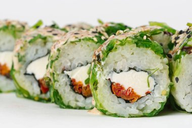 Geleneksel Japon Suşi rulo beyaz arka plan üzerinde