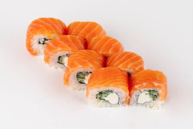 Geleneksel Japon Suşi rulo beyaz arka plan üzerinde