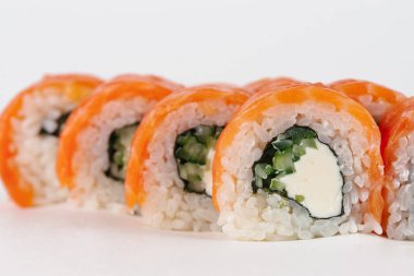 Geleneksel Japon Suşi rulo beyaz arka plan üzerinde