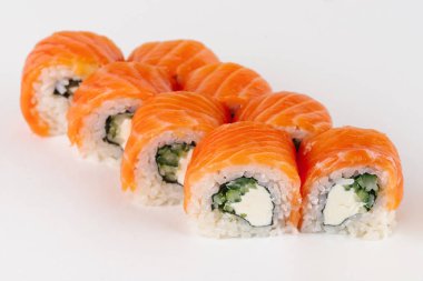 Geleneksel Japon Suşi rulo beyaz arka plan üzerinde