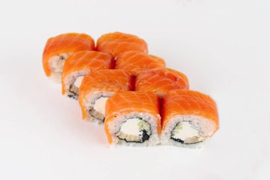 Geleneksel Japon Suşi ile krem peynir beyaz arka plan üzerinde rulo.