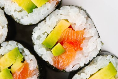 Geleneksel Japon Suşi rulo beyaz arka plan üzerinde