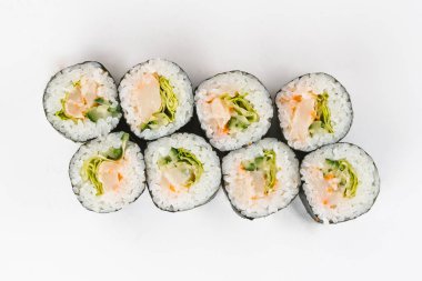 Geleneksel Japon Suşi rulo beyaz arka plan üzerinde