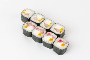 Geleneksel Japon Suşi rulo beyaz arka plan üzerinde