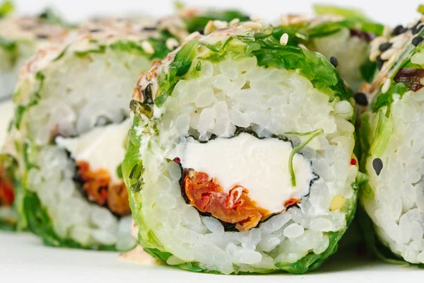 Rolos Sushi Japoneses Tradicionais Fundo Branco — Fotografia de Stock