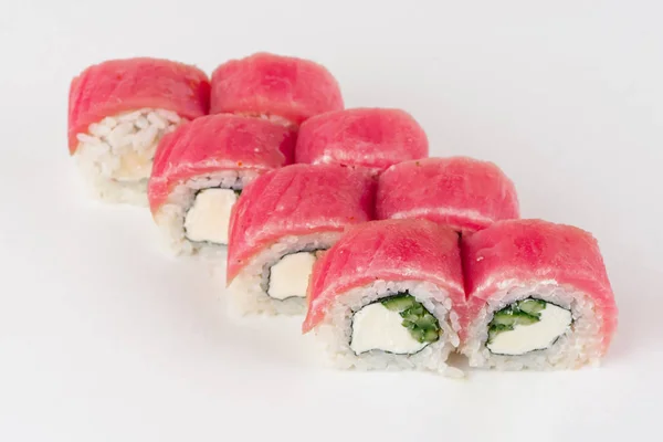 Rolos Tradicionais Sushi Japonês Com Queijo Creme Fundo Branco — Fotografia de Stock