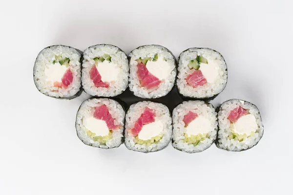 Tradycyjne Japońskie Sushi Rolls Białym Tle — Zdjęcie stockowe
