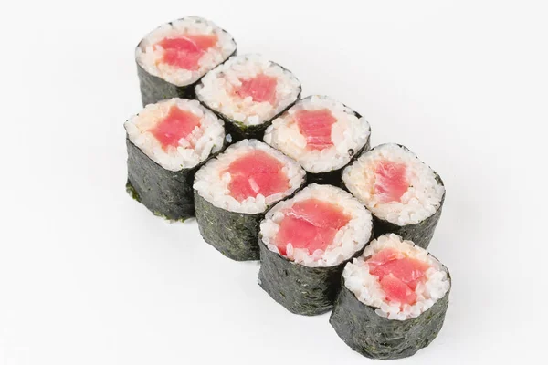 Rolos Sushi Japoneses Tradicionais Fundo Branco — Fotografia de Stock