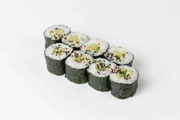 Rolos Tradicionais Sushi Japonês Com Pepino Fundo Branco — Fotografia de Stock