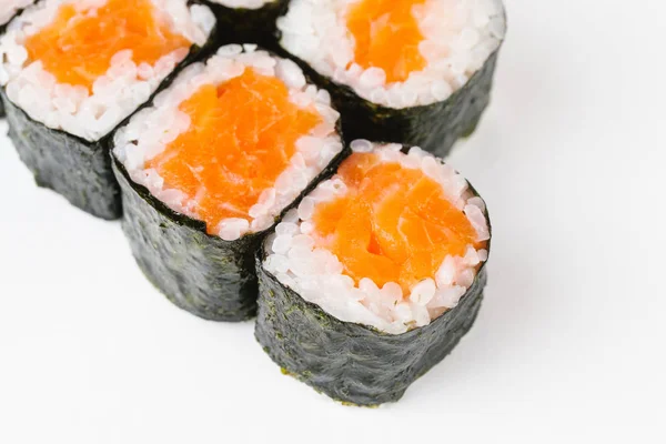 Rolos Tradicionais Sushi Japonês Com Salmão Sobre Fundo Branco — Fotografia de Stock