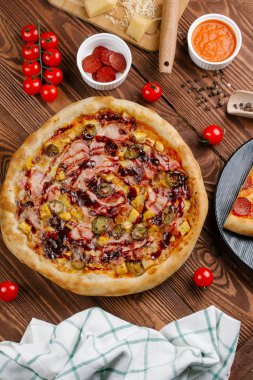 domates sosu, peynir, pastırma ve marinading salatalık ile pişmiş pizza üstten görünüm 